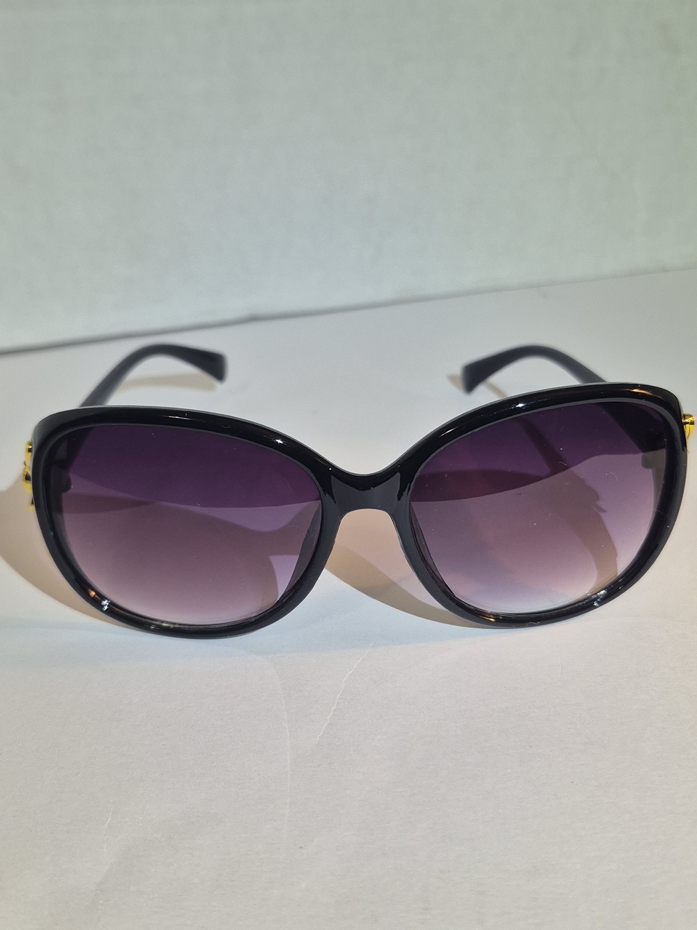 Classic Black Women's Sunglasses with Gradient Purple Lenses